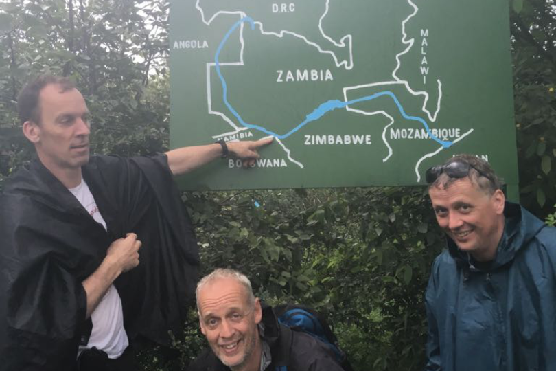 Groep vrienden maakt rondreis door Zambia en geeft donatie aan Tyrosinemia Foundation
